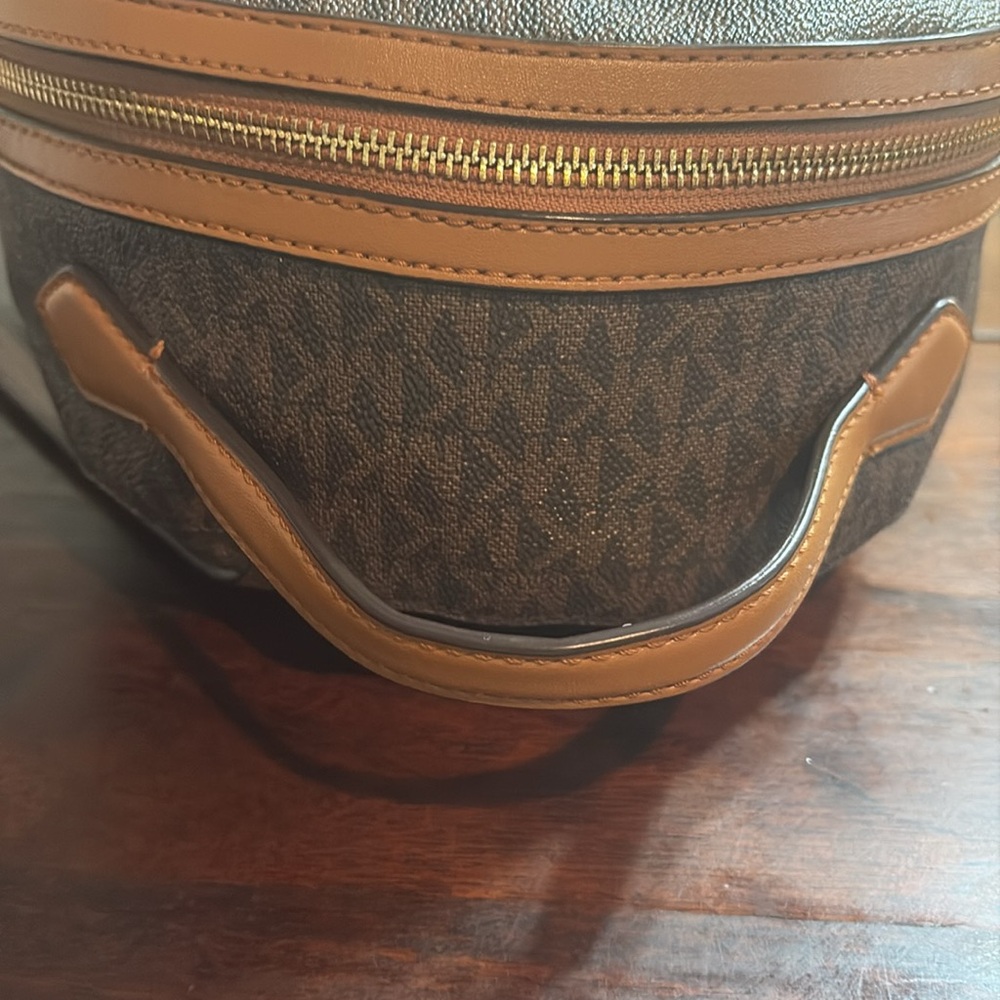MICHAEL KORS Sheila Signature Backpack - Picture 7 of 13